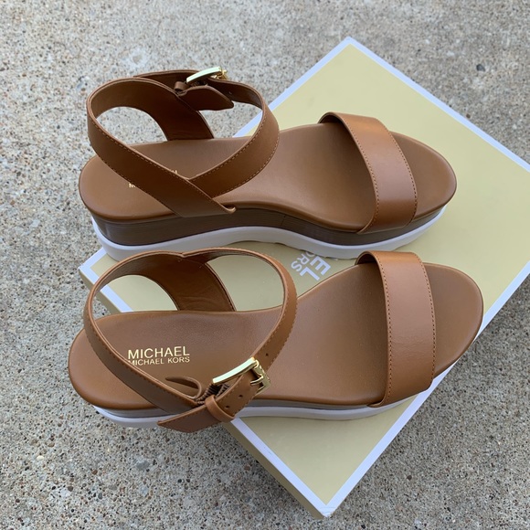 New Mk sandals 🥰 super stylish - Picture 3 of 10